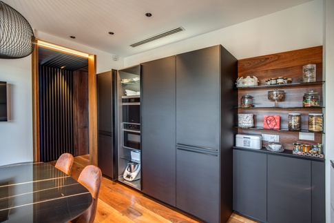 Cucina in stile moderno di 15 di MOB Architects