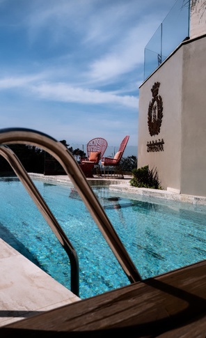 Piscina in stile contemporaneo di 8000 di EmmePi Architettura