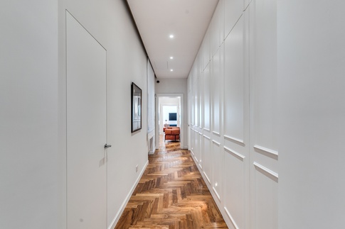 Corridoio in stile contemporaneo di 15 di MOB Architects