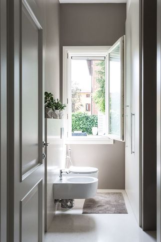 Bagno in stile moderno di 8 di VIU' STUDIO DI ARCHITETTURA
