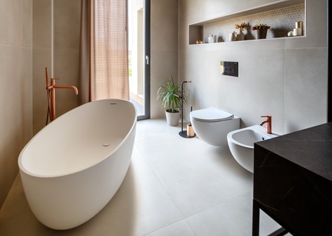 Bagno in stile contemporaneo di 10 di ciquadro architetti
