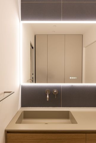 Bagno in stile contemporaneo di 5 di valeria ingrao architetto
