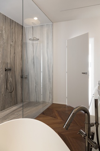 Bagno in stile contemporaneo di 12 di Andrea Benedetti Architetto