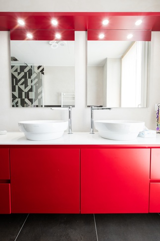 Bagno in stile moderno di 7 di Bossi Vigorito Building Interior