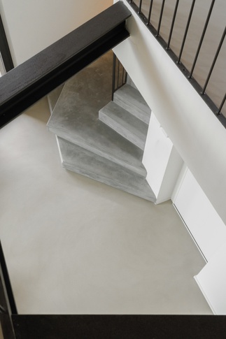 Scale in stile soft industrial di null di Simona Fogalesi interior designer