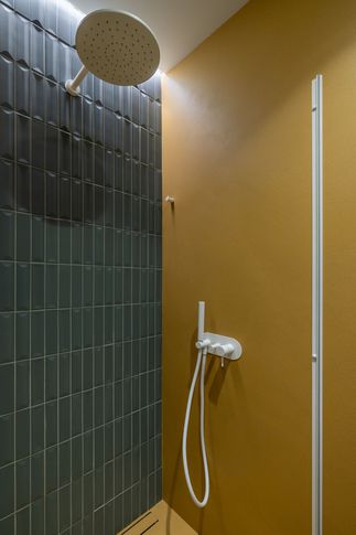 Bagno in stile contemporaneo di 4 di Archifacturing - Sara Cimarelli & Giorgio Opolka Bagno in stile contemporaneo di 4 di Archifacturing - Sara Cimarelli & Giorgio Opolka