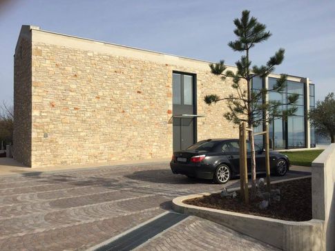 Facciata in stile contemporaneo di null di Čekada Arhitekti