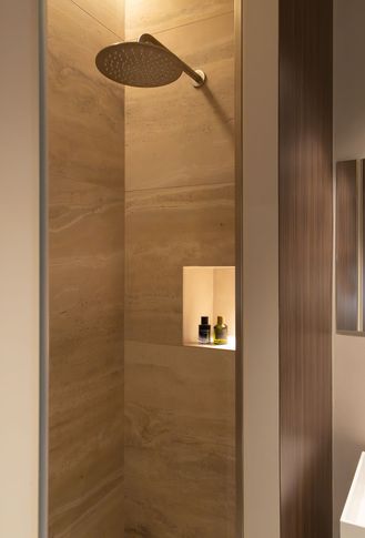 Bagno in stile contemporaneo di 5 di Castelli Sasso architetti