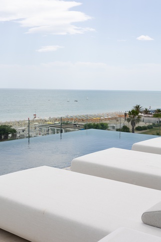 Terrazza in stile contemporaneo di 100 di Abitacolo Interni