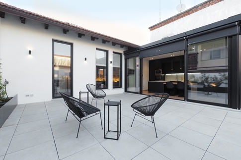 Terrazza in stile moderno di 40 di Desearq studio - architettura e interior design Terrazza in stile moderno di 40 di Desearq studio - architettura e interior design