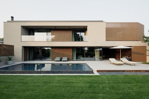 Piscina in stile minimal di 30 di Cariolato Arredamenti Piscina in stile minimal di 30 di Cariolato Arredamenti