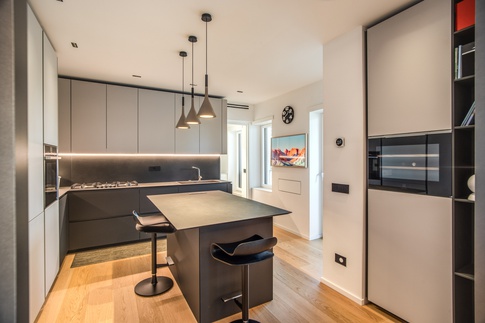 Cucina in stile contemporaneo di 20 di MOB Architects