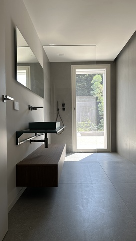 Bagno in stile contemporaneo di 10 di Andrea Benedetti Architetto