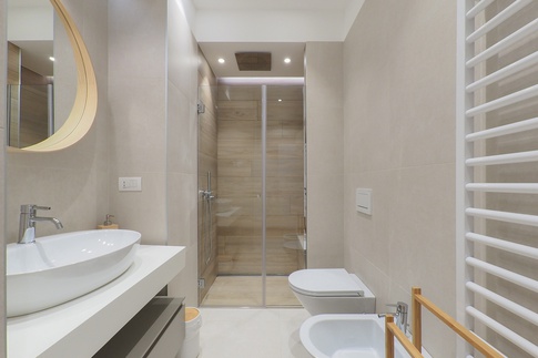 Bagno in stile contemporaneo di 8 di Desearq studio - architettura e interior design