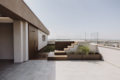 Piscina in stile moderno di 100 di SMartSTUDIO