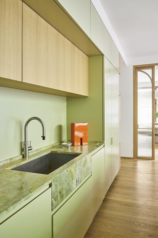 Cucina in stile contemporaneo di 25 di NOMADE ARCHITETTURA