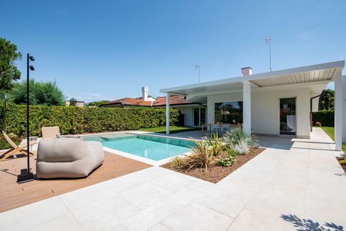 Piscina in stile minimal di 15 di Cariolato Arredamenti Piscina in stile minimal di 15 di Cariolato Arredamenti