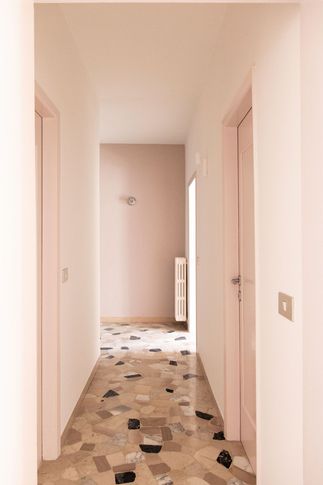 Corridoio in stile contemporaneo di 5 di ZPSTUDIO