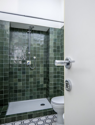 Bagno in stile contemporaneo di 4 di studioaria Bagno in stile contemporaneo di 4 di studioaria