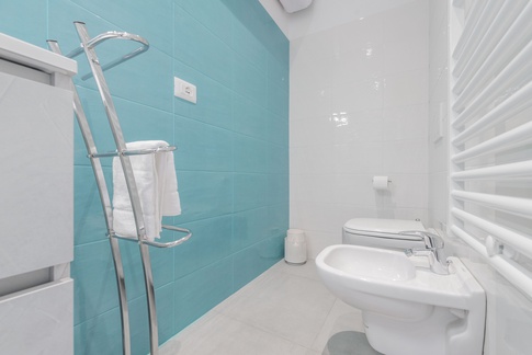 Bagno in stile contemporaneo di 5 di Ristrutturabilmente