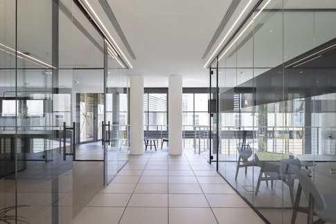 Open Space in stile contemporaneo di 40 di COBE architetti