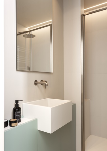 Bagno di Servizio in stile contemporaneo di 4 di Hop!Arch