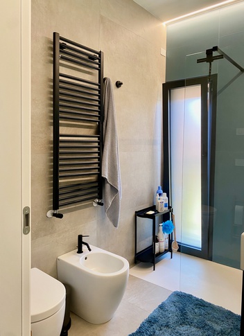 Bagno in stile moderno di 4 di SuMisura Architetti