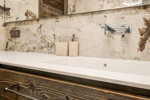 Bagno in stile moderno di 6 di Design Alpino