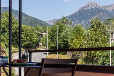 Terrazza in stile contemporaneo di 10 di Valeria Home Interior