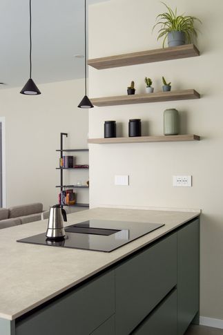 Open Space in stile moderno di 38 di Silvia Aquilani . Design studio