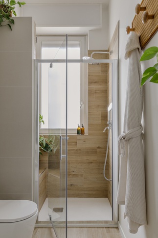 Bagno in stile retrò di 8 di Storie Design Studio
