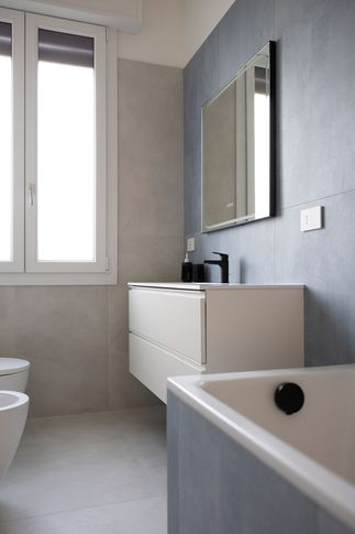 Bagno in stile moderno di 6 di Enzo Razzano Architettura