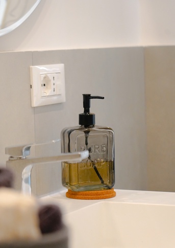 Bagno in stile moderno di 5 di Valentina Solera Architetto