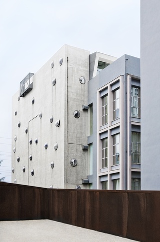 Facciata in stile industriale di null di RGAstudio