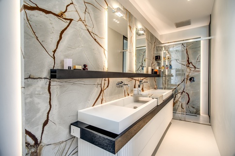 Bagno in stile contemporaneo di 7 di MOB Architects