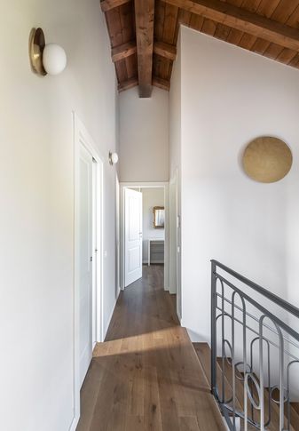 Corridoio in stile contemporaneo di 5 di Giulia Dagheti Architetto