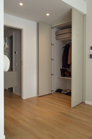 Open Space in stile moderno di 44 di Silvia Aquilani . Design studio