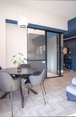Soggiorno in stile contemporaneo di 15 di COBE architetti