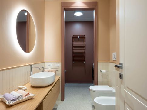 Bagno in stile moderno di 10 di Equus Architects
