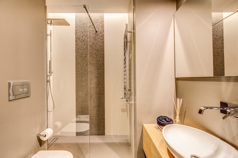 Bagno in stile contemporaneo di 6 di MOB Architects Bagno in stile contemporaneo di 6 di MOB Architects
