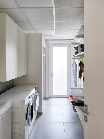 Lavanderia in stile contemporaneo di 8 di Studio MAC