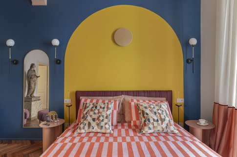 Camera da Letto in stile maximalista di 18 di Rachele Biancalani Studio