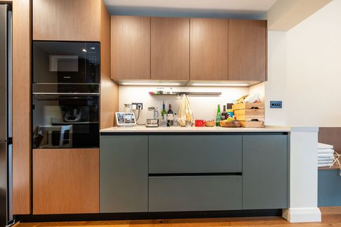 Cucina in stile contemporaneo di 60 di AT Design Studio