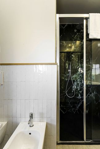 Bagno in stile industriale di 6 di Equus Architects