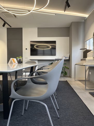 Open Space in stile moderno di 150 di BF interni Open Space in stile moderno di 150 di BF interni