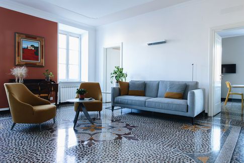 Soggiorno in stile classico di 28 di Valentina Solera Architetto