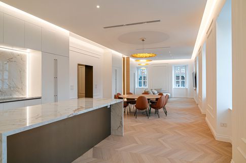 Open Space in stile contemporaneo di 100 di Formale.