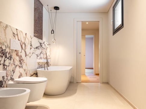 Bagno in stile moderno di 9 di Studio di Architettura Barbara Vucusa Architetto Bagno in stile moderno di 9 di Studio di Architettura Barbara Vucusa Architetto