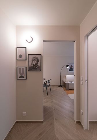 Corridoio in stile contemporaneo di 5 di tapas studio
