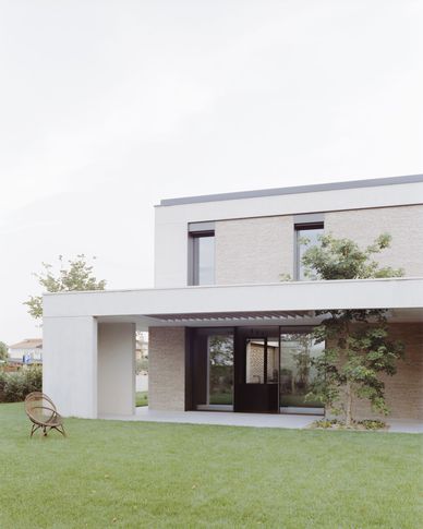 Facciata in stile minimal di null di Didonè Comacchio Architects